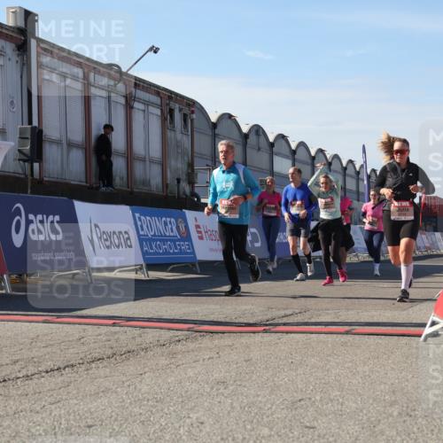 03.10.2025 - Köhlbrandbrückenlauf Luisa Fischer http://msf.ph/oto/9039813 03.10.2025 13:30:54 Ziel 4715, 4734, 4937, 5005, 5142, 5185, 5206, 5349, 5391, 5402, 5938, 6537 meine-sportfotos.de