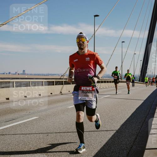 03.10.2025 - Köhlbrandbrückenlauf Michael Burmester http://msf.ph/oto/9039829 03.10.2025 12:20:17 Position 1 2, 195, 42, 195, 42, 194, 4029 meine-sportfotos.de