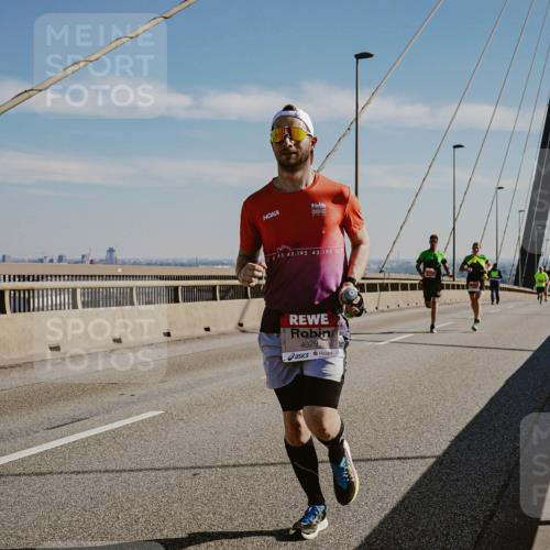 03.10.2025 - Köhlbrandbrückenlauf Michael Burmester http://msf.ph/oto/9039832 03.10.2025 12:20:17 Position 1 5, 42, 195, 42, 195, 42, 4029 meine-sportfotos.de