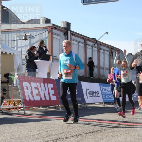 03.10.2025 - Köhlbrandbrückenlauf Luisa Fischer http://msf.ph/oto/9039833 03.10.2025 13:30:56 Ziel 4715, 4734, 4937, 5005, 5142, 5185, 5206, 5349, 5391, 5402, 5938, 6537 meine-sportfotos.de