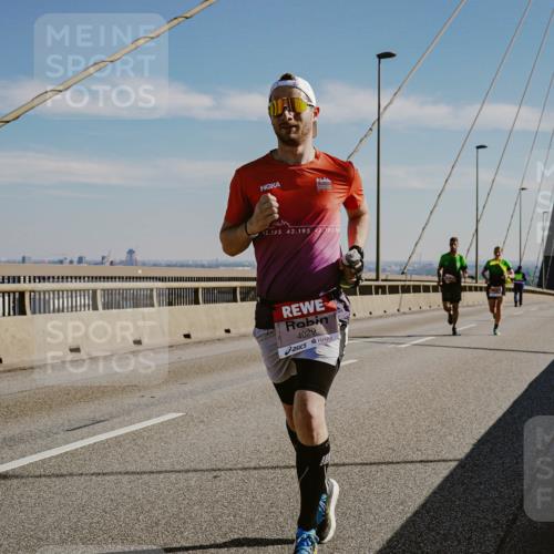 03.10.2025 - Köhlbrandbrückenlauf Michael Burmester http://msf.ph/oto/9039836 03.10.2025 12:20:17 Position 1 42, 195, 42, 1952, 195, 4029 meine-sportfotos.de