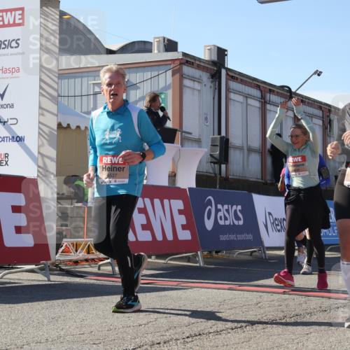 03.10.2025 - Köhlbrandbrückenlauf Luisa Fischer http://msf.ph/oto/9039840 03.10.2025 13:30:57 Ziel 4715, 4734, 5005, 5142, 5185, 5206, 5349, 5402, 5938, 6537 meine-sportfotos.de