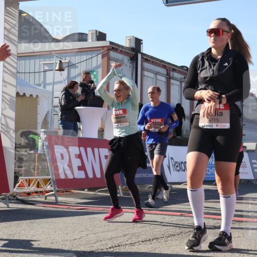 03.10.2025 - Köhlbrandbrückenlauf Luisa Fischer http://msf.ph/oto/9039850 03.10.2025 13:30:57 Ziel 4715, 4734, 5005, 5142, 5185, 5206, 5349, 5402, 5938, 6537 meine-sportfotos.de