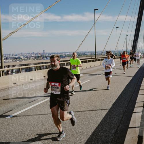 03.10.2025 - Köhlbrandbrückenlauf Michael Burmester http://msf.ph/oto/9039874 03.10.2025 12:20:28 Position 1 4042 meine-sportfotos.de