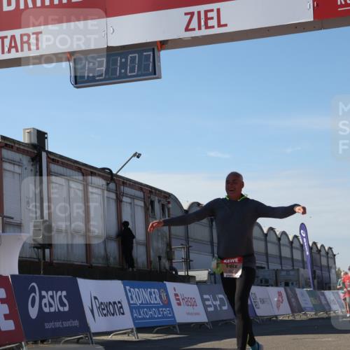03.10.2025 - Köhlbrandbrückenlauf Luisa Fischer http://msf.ph/oto/9039901 03.10.2025 13:31:06 Ziel 4715, 4734, 5185, 5206, 5349, 5938, 6375, 6537 meine-sportfotos.de
