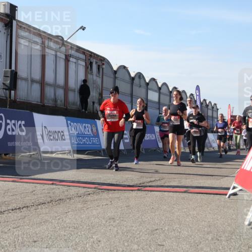 03.10.2025 - Köhlbrandbrückenlauf Luisa Fischer http://msf.ph/oto/9039936 03.10.2025 13:31:12 Ziel 4800, 4967, 5310, 5362, 5378, 5772, 5773, 6242, 6243, 6375, 6559 meine-sportfotos.de