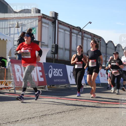 03.10.2025 - Köhlbrandbrückenlauf Luisa Fischer http://msf.ph/oto/9039960 03.10.2025 13:31:14 Ziel 4800, 4967, 5030, 5310, 5362, 5378, 5772, 5773, 6242, 6243, 6375, 6559, 6731 meine-sportfotos.de