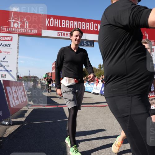 03.10.2025 - Köhlbrandbrückenlauf Lena Gebhardt http://msf.ph/oto/9039965 03.10.2025 13:16:41 Ziel 4036, 4235, 4330, 4356, 4431, 4551, 4813, 5028, 5104, 5630, 5694, 6208, 6299, 6377, 6620, 6746 meine-sportfotos.de