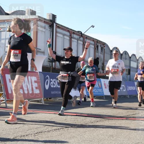 03.10.2025 - Köhlbrandbrückenlauf Luisa Fischer http://msf.ph/oto/9039975 03.10.2025 13:31:15 Ziel 4800, 4967, 5030, 5310, 5362, 5378, 5772, 5773, 6242, 6243, 6375, 6559, 6731 meine-sportfotos.de