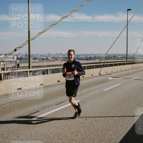 03.10.2025 - Köhlbrandbrückenlauf Michael Burmester http://msf.ph/oto/9039979 03.10.2025 12:20:39 Position 1  meine-sportfotos.de