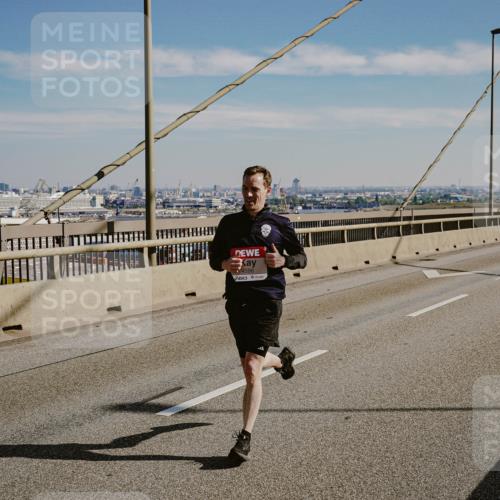 03.10.2025 - Köhlbrandbrückenlauf Michael Burmester http://msf.ph/oto/9039986 03.10.2025 12:20:39 Position 1 4598 meine-sportfotos.de