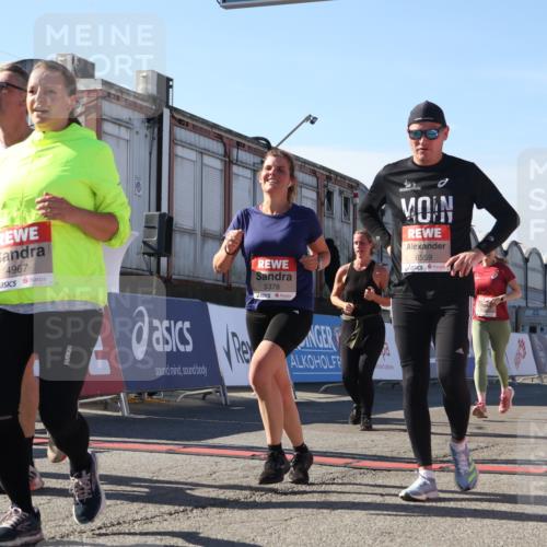 03.10.2025 - Köhlbrandbrückenlauf Luisa Fischer http://msf.ph/oto/9040002 03.10.2025 13:31:17 Ziel 4800, 4967, 5030, 5310, 5362, 5378, 5772, 5773, 6242, 6243, 6375, 6559, 6731 meine-sportfotos.de