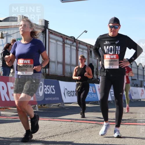 03.10.2025 - Köhlbrandbrückenlauf Luisa Fischer http://msf.ph/oto/9040010 03.10.2025 13:31:18 Ziel 4800, 4967, 5030, 5310, 5362, 5378, 5772, 5773, 6242, 6243, 6559, 6731 meine-sportfotos.de