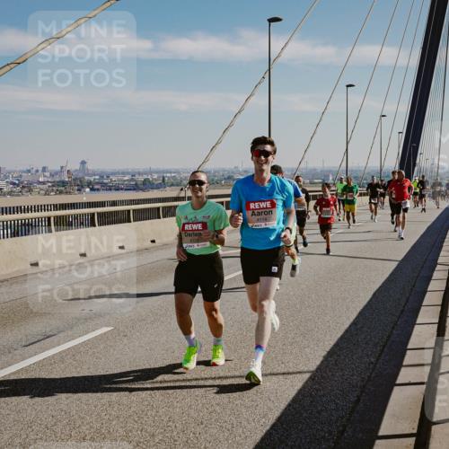 03.10.2025 - Köhlbrandbrückenlauf Michael Burmester http://msf.ph/oto/9040013 03.10.2025 12:20:47 Position 1 4123, 4114 meine-sportfotos.de
