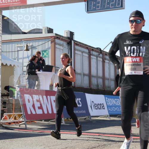 03.10.2025 - Köhlbrandbrückenlauf Luisa Fischer http://msf.ph/oto/9040017 03.10.2025 13:31:19 Ziel 4800, 4967, 5030, 5310, 5362, 5378, 5518, 5519, 5772, 5773, 6242, 6243, 6559, 6731 meine-sportfotos.de