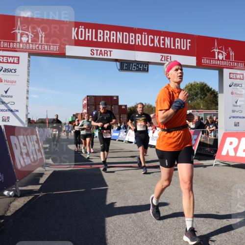 03.10.2025 - Köhlbrandbrückenlauf Lena Gebhardt http://msf.ph/oto/9040021 03.10.2025 13:16:44 Ziel 4036, 4235, 4330, 4356, 4431, 4551, 4813, 5028, 5099, 5104, 5630, 6299, 6340, 6343, 6620, 6697, 6746, 6785 meine-sportfotos.de