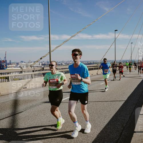 03.10.2025 - Köhlbrandbrückenlauf Michael Burmester http://msf.ph/oto/9040033 03.10.2025 12:20:48 Position 1 4123, 4114 meine-sportfotos.de