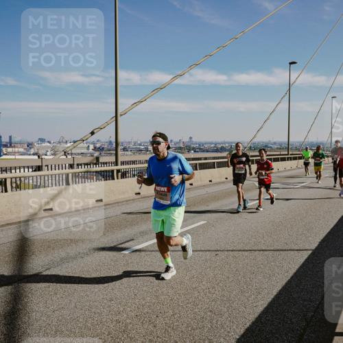 03.10.2025 - Köhlbrandbrückenlauf Michael Burmester http://msf.ph/oto/9040037 03.10.2025 12:20:49 Position 1  meine-sportfotos.de