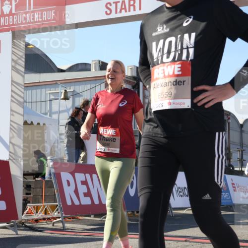 03.10.2025 - Köhlbrandbrückenlauf Luisa Fischer http://msf.ph/oto/9040038 03.10.2025 13:31:21 Ziel 4800, 4967, 5030, 5310, 5362, 5378, 5518, 5519, 5772, 5773, 6242, 6243, 6559, 6597, 6731 meine-sportfotos.de