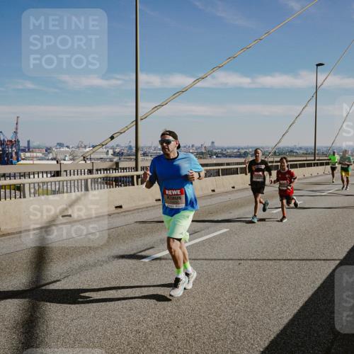 03.10.2025 - Köhlbrandbrückenlauf Michael Burmester http://msf.ph/oto/9040042 03.10.2025 12:20:49 Position 1  meine-sportfotos.de