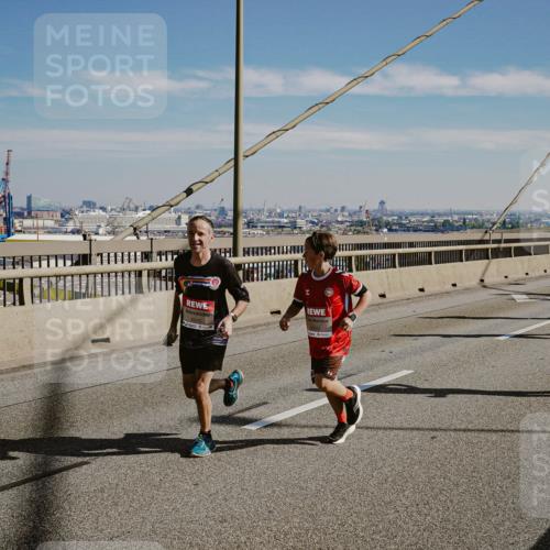 03.10.2025 - Köhlbrandbrückenlauf Michael Burmester http://msf.ph/oto/9040061 03.10.2025 12:20:51 Position 1  meine-sportfotos.de