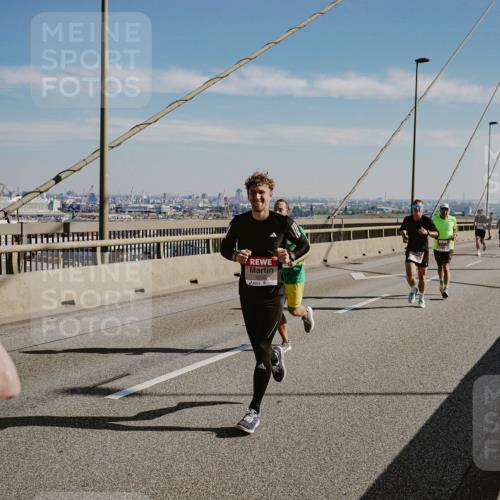 03.10.2025 - Köhlbrandbrückenlauf Michael Burmester http://msf.ph/oto/9040079 03.10.2025 12:20:53 Position 1  meine-sportfotos.de