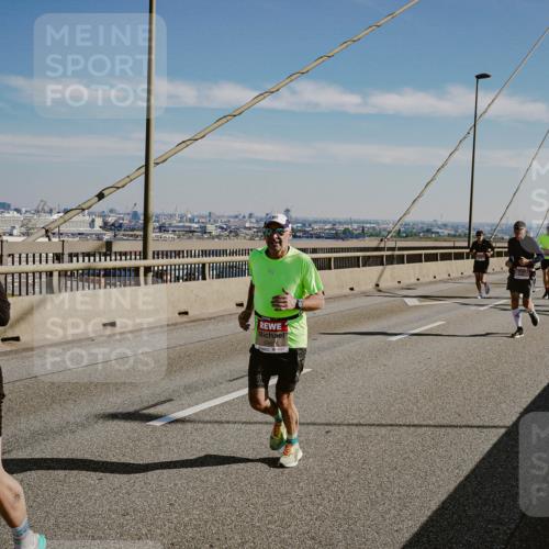 03.10.2025 - Köhlbrandbrückenlauf Michael Burmester http://msf.ph/oto/9040107 03.10.2025 12:20:56 Position 1 4248 meine-sportfotos.de