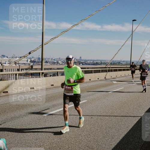 03.10.2025 - Köhlbrandbrückenlauf Michael Burmester http://msf.ph/oto/9040108 03.10.2025 12:20:56 Position 1  meine-sportfotos.de