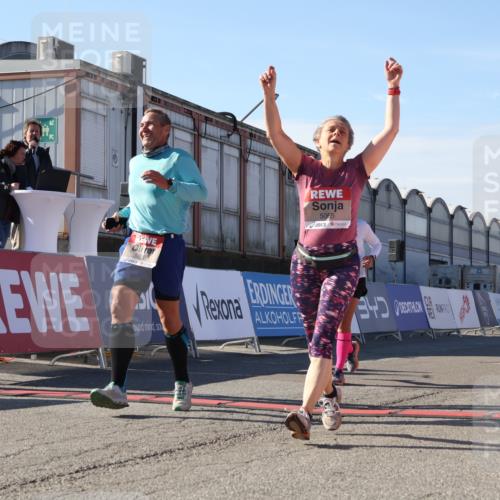 03.10.2025 - Köhlbrandbrückenlauf Luisa Fischer http://msf.ph/oto/9040110 03.10.2025 13:31:32 Ziel 5065, 5171, 5222, 5425, 5511, 5518, 5519, 5598, 6597 meine-sportfotos.de