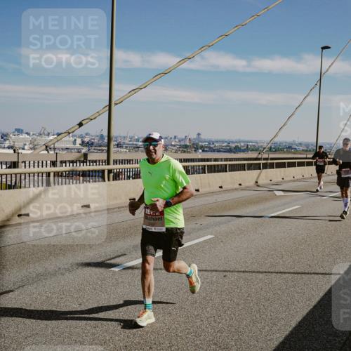 03.10.2025 - Köhlbrandbrückenlauf Michael Burmester http://msf.ph/oto/9040114 03.10.2025 12:20:56 Position 1  meine-sportfotos.de