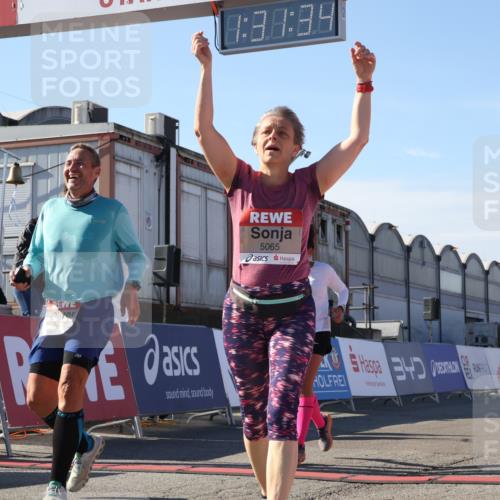 03.10.2025 - Köhlbrandbrückenlauf Luisa Fischer http://msf.ph/oto/9040115 03.10.2025 13:31:33 Ziel 5065, 5171, 5222, 5425, 5511, 5518, 5519, 5598, 6597 meine-sportfotos.de