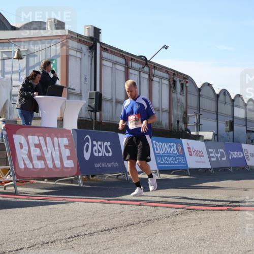 03.10.2025 - Köhlbrandbrückenlauf Luisa Fischer http://msf.ph/oto/9040124 03.10.2025 13:31:39 Ziel 5057, 5065, 5171, 5222, 5425, 6072, 6103, 6297 meine-sportfotos.de