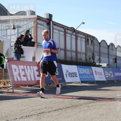 03.10.2025 - Köhlbrandbrückenlauf Luisa Fischer http://msf.ph/oto/9040133 03.10.2025 13:31:40 Ziel 5057, 5065, 5171, 5222, 6072, 6103, 6297 meine-sportfotos.de