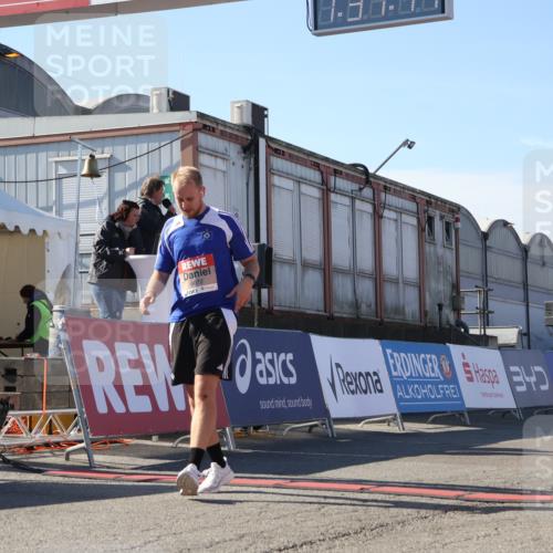 03.10.2025 - Köhlbrandbrückenlauf Luisa Fischer http://msf.ph/oto/9040134 03.10.2025 13:31:40 Ziel 5057, 5065, 5171, 5222, 6072, 6103, 6297 meine-sportfotos.de