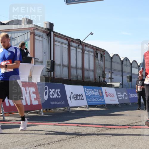 03.10.2025 - Köhlbrandbrückenlauf Luisa Fischer http://msf.ph/oto/9040140 03.10.2025 13:31:41 Ziel 5057, 5065, 5171, 5222, 6072, 6103, 6297 meine-sportfotos.de