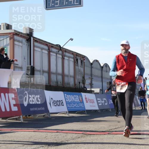 03.10.2025 - Köhlbrandbrückenlauf Luisa Fischer http://msf.ph/oto/9040146 03.10.2025 13:31:41 Ziel 5057, 5065, 5171, 5222, 6072, 6103, 6297 meine-sportfotos.de