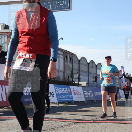 03.10.2025 - Köhlbrandbrückenlauf Luisa Fischer http://msf.ph/oto/9040170 03.10.2025 13:31:43 Ziel 4415, 4416, 5057, 5171, 6072, 6103, 6297, 6452 meine-sportfotos.de