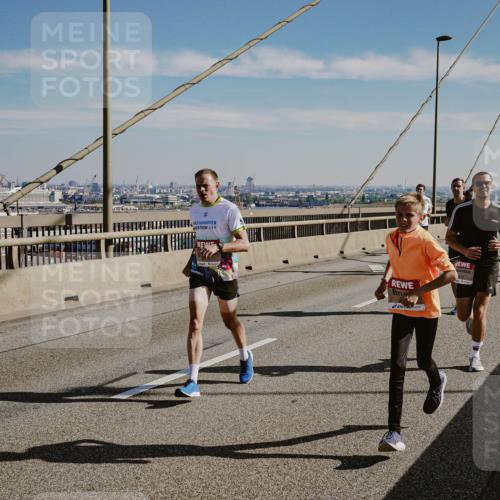 03.10.2025 - Köhlbrandbrückenlauf Michael Burmester http://msf.ph/oto/9040175 03.10.2025 12:21:03 Position 1 50 meine-sportfotos.de