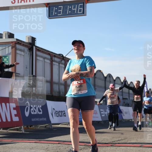 03.10.2025 - Köhlbrandbrückenlauf Luisa Fischer http://msf.ph/oto/9040184 03.10.2025 13:31:45 Ziel 4415, 4416, 4935, 5057, 5463, 5817, 6072, 6103, 6297, 6452 meine-sportfotos.de