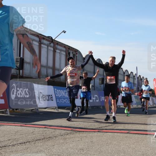 03.10.2025 - Köhlbrandbrückenlauf Luisa Fischer http://msf.ph/oto/9040197 03.10.2025 13:31:46 Ziel 4415, 4416, 4935, 5057, 5267, 5463, 5817, 6072, 6103, 6297, 6452, 6736 meine-sportfotos.de