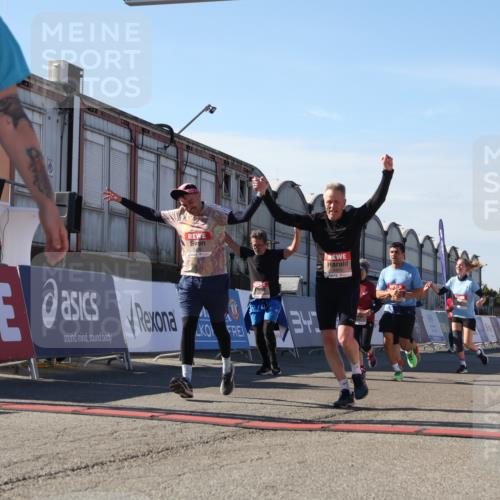 03.10.2025 - Köhlbrandbrückenlauf Luisa Fischer http://msf.ph/oto/9040201 03.10.2025 13:31:47 Ziel 4415, 4416, 4935, 5057, 5267, 5463, 5817, 6072, 6103, 6297, 6452, 6736 meine-sportfotos.de