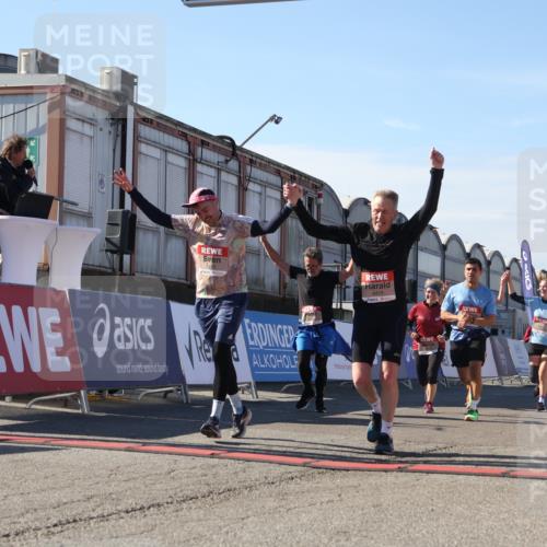 03.10.2025 - Köhlbrandbrückenlauf Luisa Fischer http://msf.ph/oto/9040206 03.10.2025 13:31:47 Ziel 4415, 4416, 4935, 5057, 5267, 5463, 5817, 6072, 6103, 6297, 6452, 6736 meine-sportfotos.de