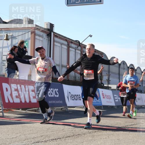 03.10.2025 - Köhlbrandbrückenlauf Luisa Fischer http://msf.ph/oto/9040212 03.10.2025 13:31:48 Ziel 4415, 4416, 4935, 5057, 5267, 5463, 5817, 6072, 6103, 6297, 6452, 6736 meine-sportfotos.de