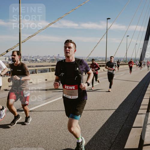03.10.2025 - Köhlbrandbrückenlauf Michael Burmester http://msf.ph/oto/9040220 03.10.2025 12:21:07 Position 1 4068, 8, 6762 meine-sportfotos.de