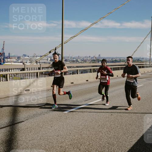 03.10.2025 - Köhlbrandbrückenlauf Michael Burmester http://msf.ph/oto/9040231 03.10.2025 12:21:08 Position 1  meine-sportfotos.de