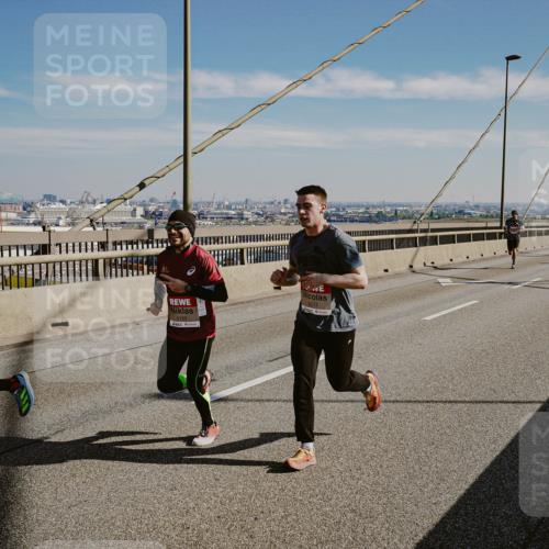 03.10.2025 - Köhlbrandbrückenlauf Michael Burmester http://msf.ph/oto/9040240 03.10.2025 12:21:09 Position 1  meine-sportfotos.de