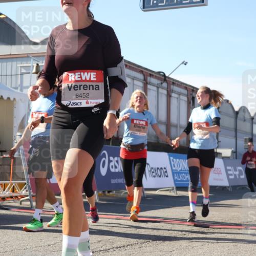 03.10.2025 - Köhlbrandbrückenlauf Luisa Fischer http://msf.ph/oto/9040251 03.10.2025 13:31:51 Ziel 4415, 4416, 4842, 4902, 4935, 5057, 5267, 5463, 5817, 6103, 6297, 6452, 6736 meine-sportfotos.de