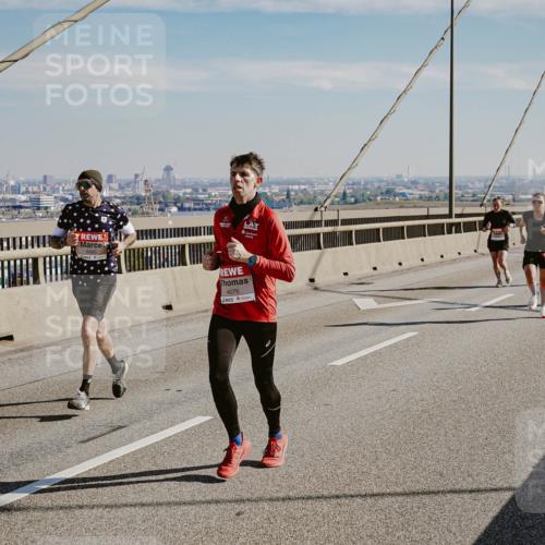 03.10.2025 - Köhlbrandbrückenlauf Michael Burmester http://msf.ph/oto/9040259 03.10.2025 12:21:13 Position 1 4076 meine-sportfotos.de