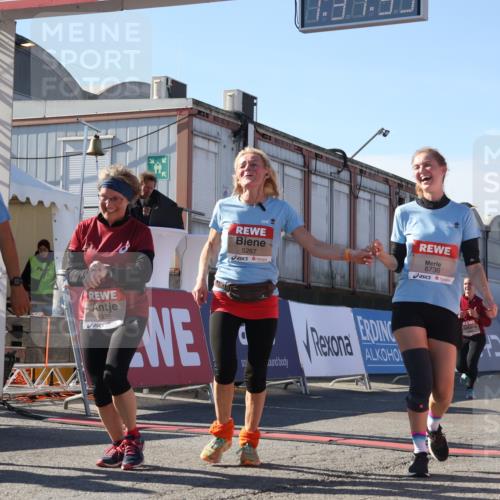 03.10.2025 - Köhlbrandbrückenlauf Luisa Fischer http://msf.ph/oto/9040266 03.10.2025 13:31:52 Ziel 4415, 4416, 4842, 4902, 4935, 5267, 5463, 5817, 6103, 6297, 6452, 6736 meine-sportfotos.de