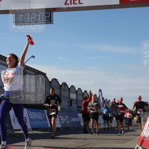 03.10.2025 - Köhlbrandbrückenlauf Luisa Fischer http://msf.ph/oto/9040314 03.10.2025 13:32:01 Ziel 4443, 4842, 4902, 4935, 5246, 5247, 5248, 5267, 6076, 6126, 6460, 6736 meine-sportfotos.de